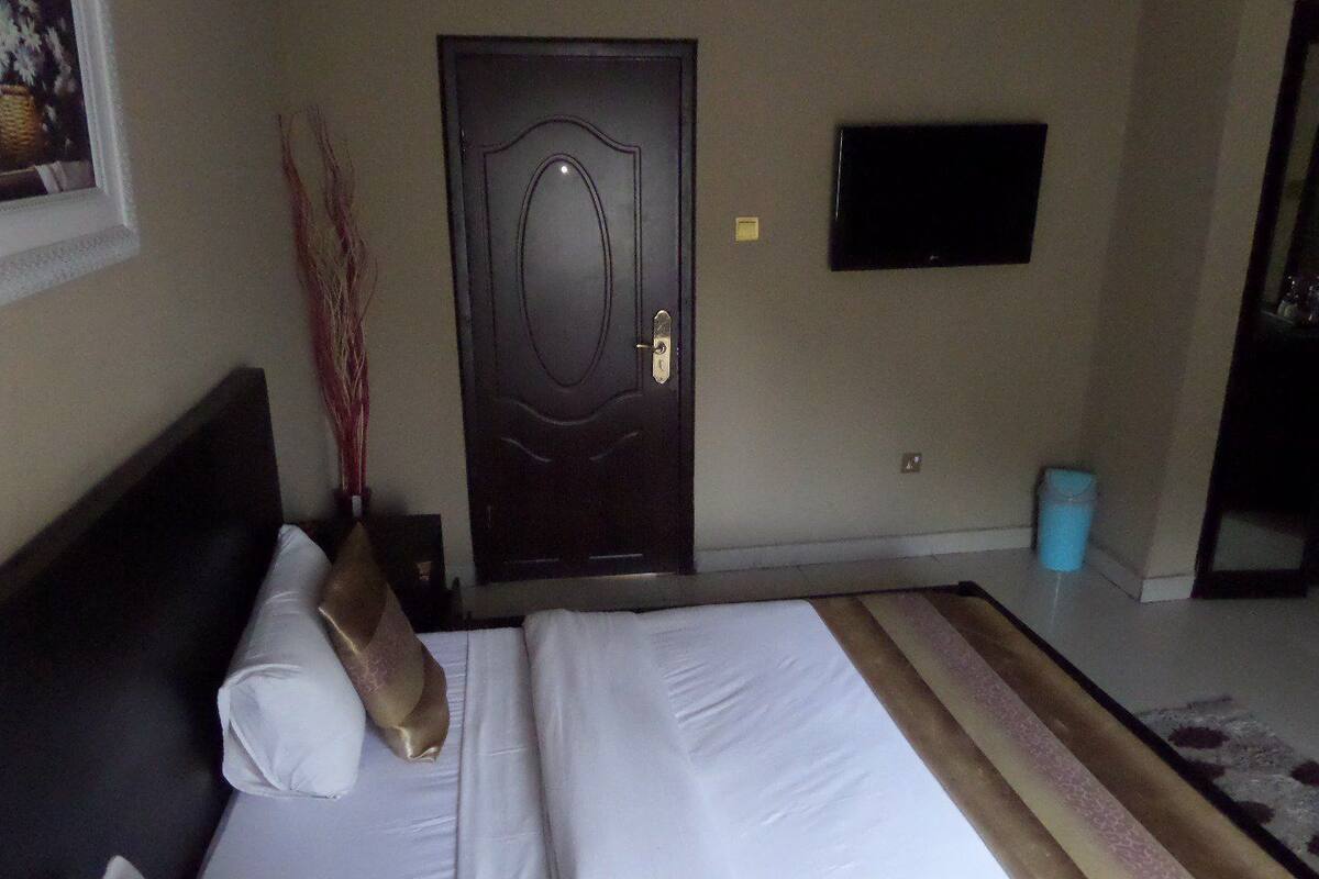Double Room, 1 Queen Bed | Desk, free WiFi