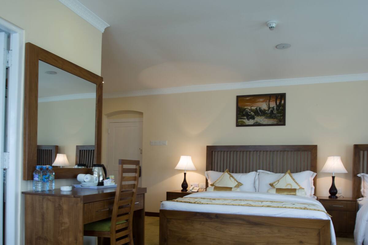 Habitación cuádruple familiar, 1 habitación, baño privado, vista al jardín | Ropa de cama de alta calidad y minibar
