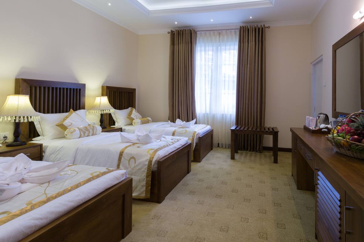 Habitación triple de lujo, 3 camas individuales, tina | Ropa de cama de alta calidad y minibar