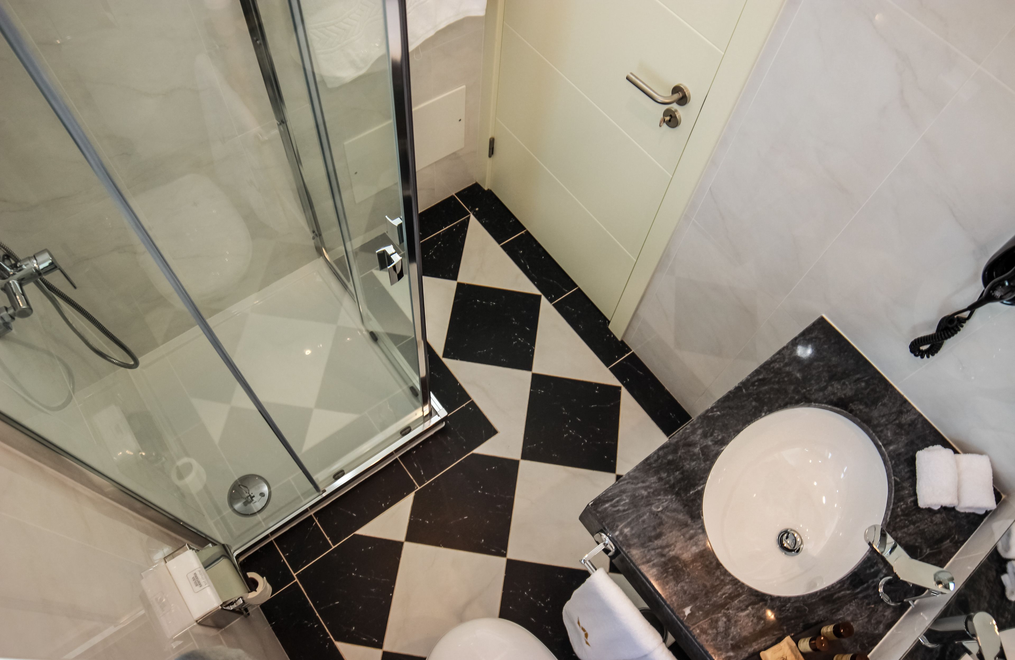 rainfall showerhead, free toiletries, hair dryer, towels