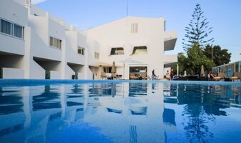 Un edificio moderno con piscina delantera.