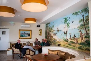 Salón lounge en el lobby, con vista a la piscina, abre todos los días