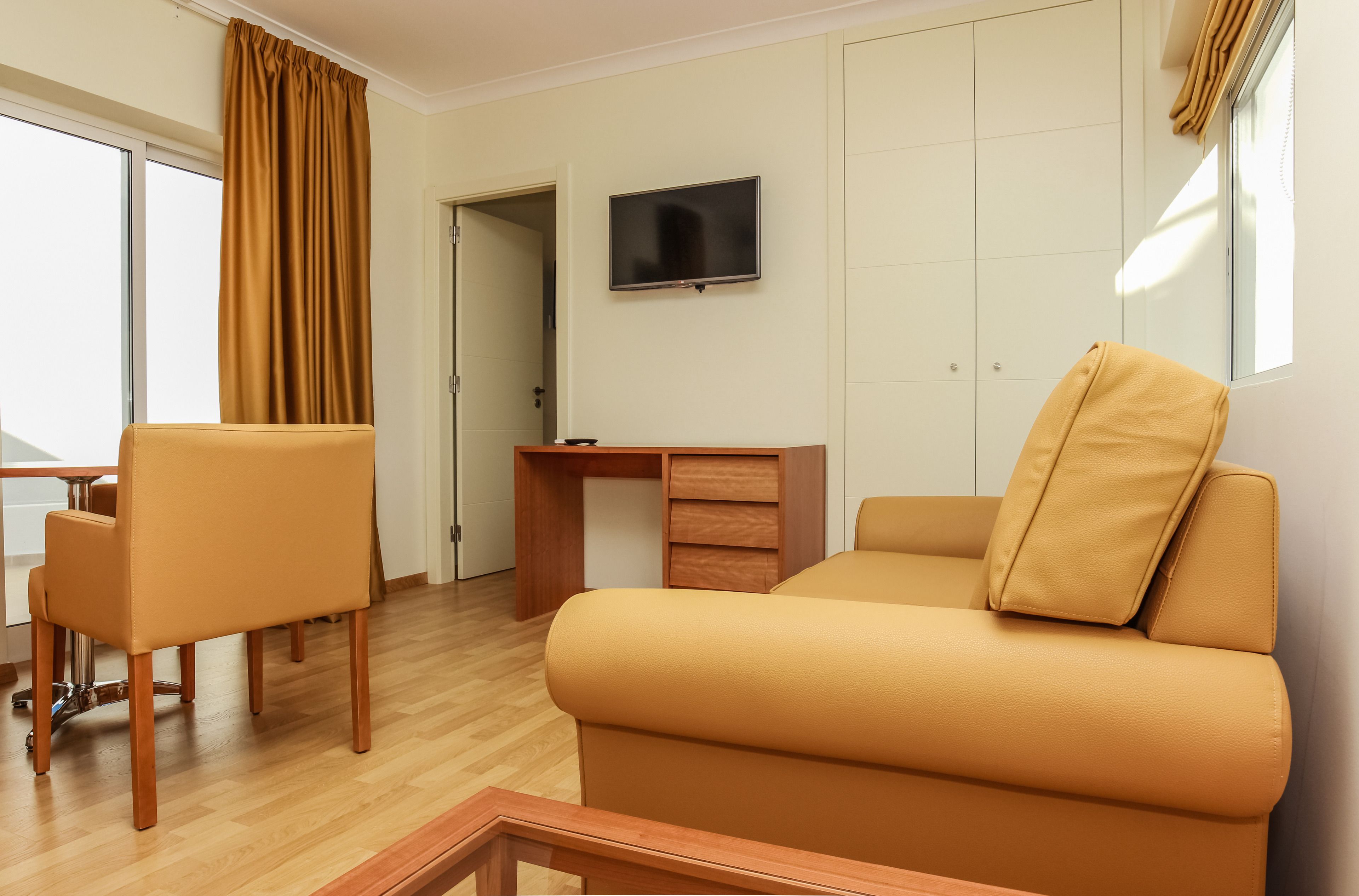 suite | living area | lcd tv