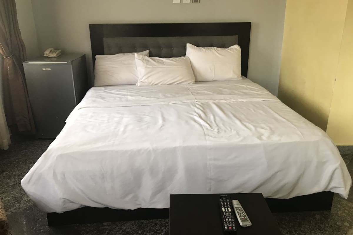 Habitación básica, 1 cama doble, no fumadores | Escritorio