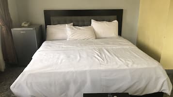 Basic Room, 1 Double Bed, Non Smoking | Desk