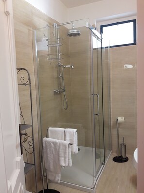 Classic Room, 1 King Bed, Refrigerator, Mezzanine | Bathroom | Slippers, bidet, towels - Bella di Ceciliano (Arezzo)
