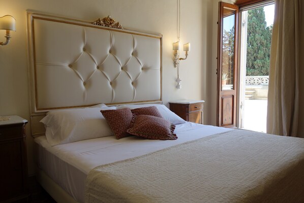 Blackout curtains, soundproofing, free WiFi, bed sheets