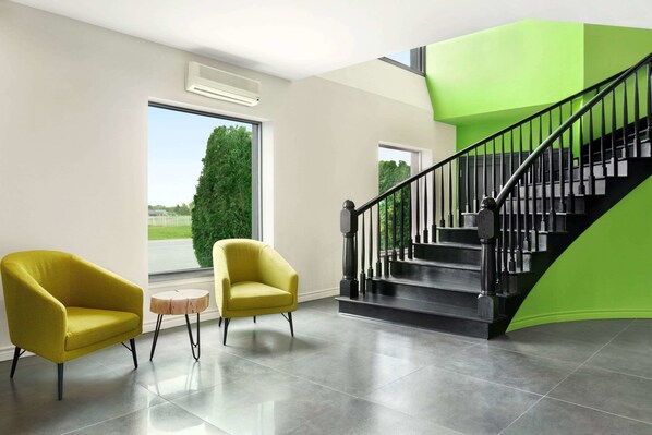 Lobby sitting area - Travelodge by Wyndham Rigaud (Rigaud)