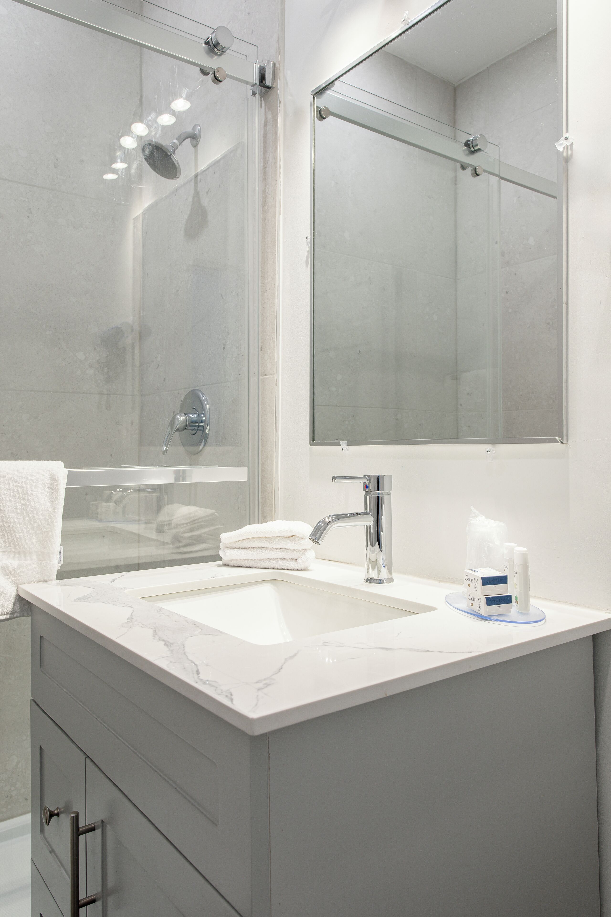 Room, 1 Queen Bed, Non Smoking (Shower Only, No Pets) | Bathroom | Combined shower/tub, free toiletries, towels