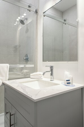 Room, 1 Queen Bed, Non Smoking (Shower Only, No Pets) | Bathroom | Combined shower/tub, free toiletries, towels