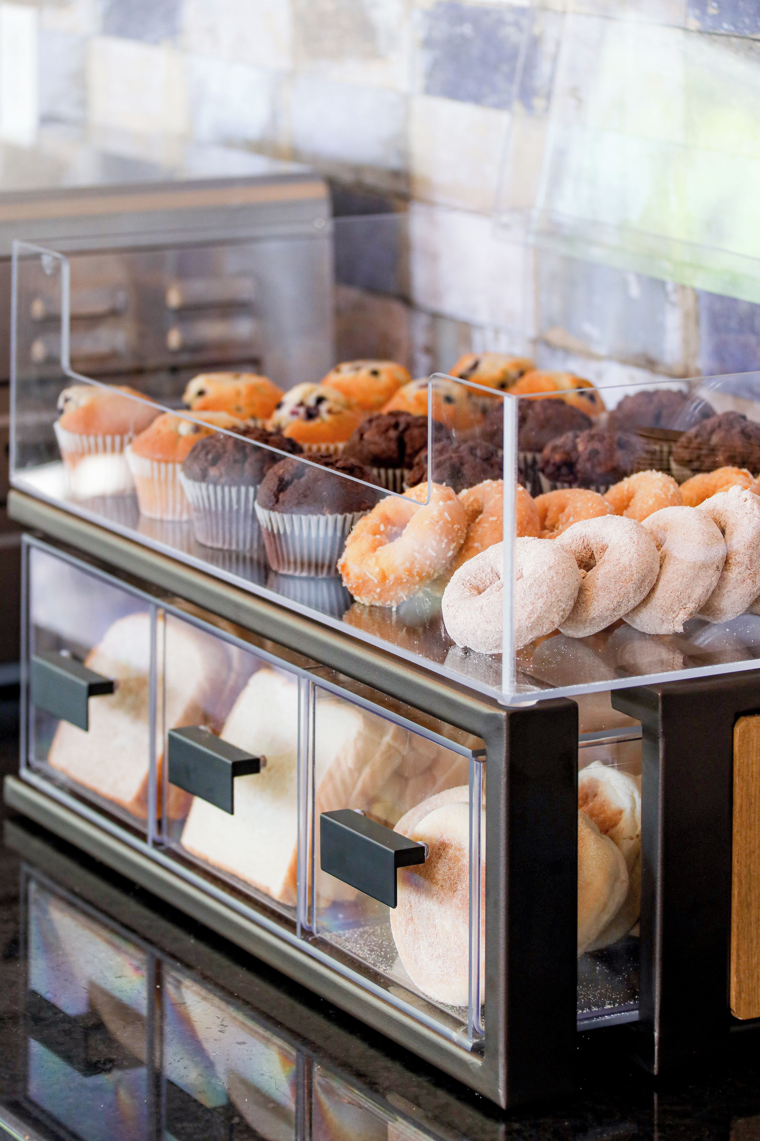 Vitrina de panadería con diversos productos horneados.