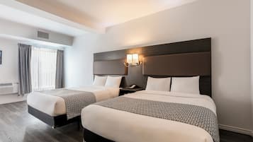 Camera, 2 letti queen, non fumatori (Shower Only, No Pets) | Una scrivania, ferro/asse da stiro