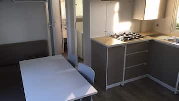 KĂŒhlschrank, Mikrowelle, Herdplatte, Espressomaschine