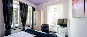 Double Room, Shared Bathroom | Living room