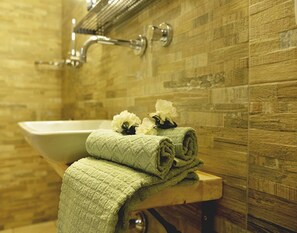 Douche, articles de toilette gratuits, bidet, serviettes fournies