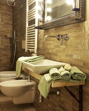 Shower, free toiletries, bidet, towels - Locanda il Salimbecco (Florence)