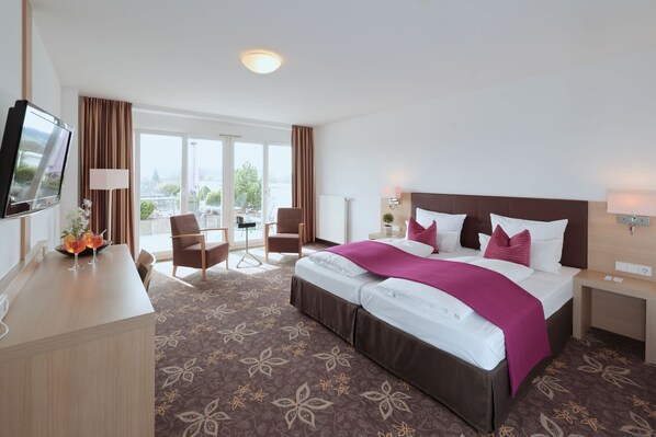 Junior Suite | Living area | Flat-screen TV, books