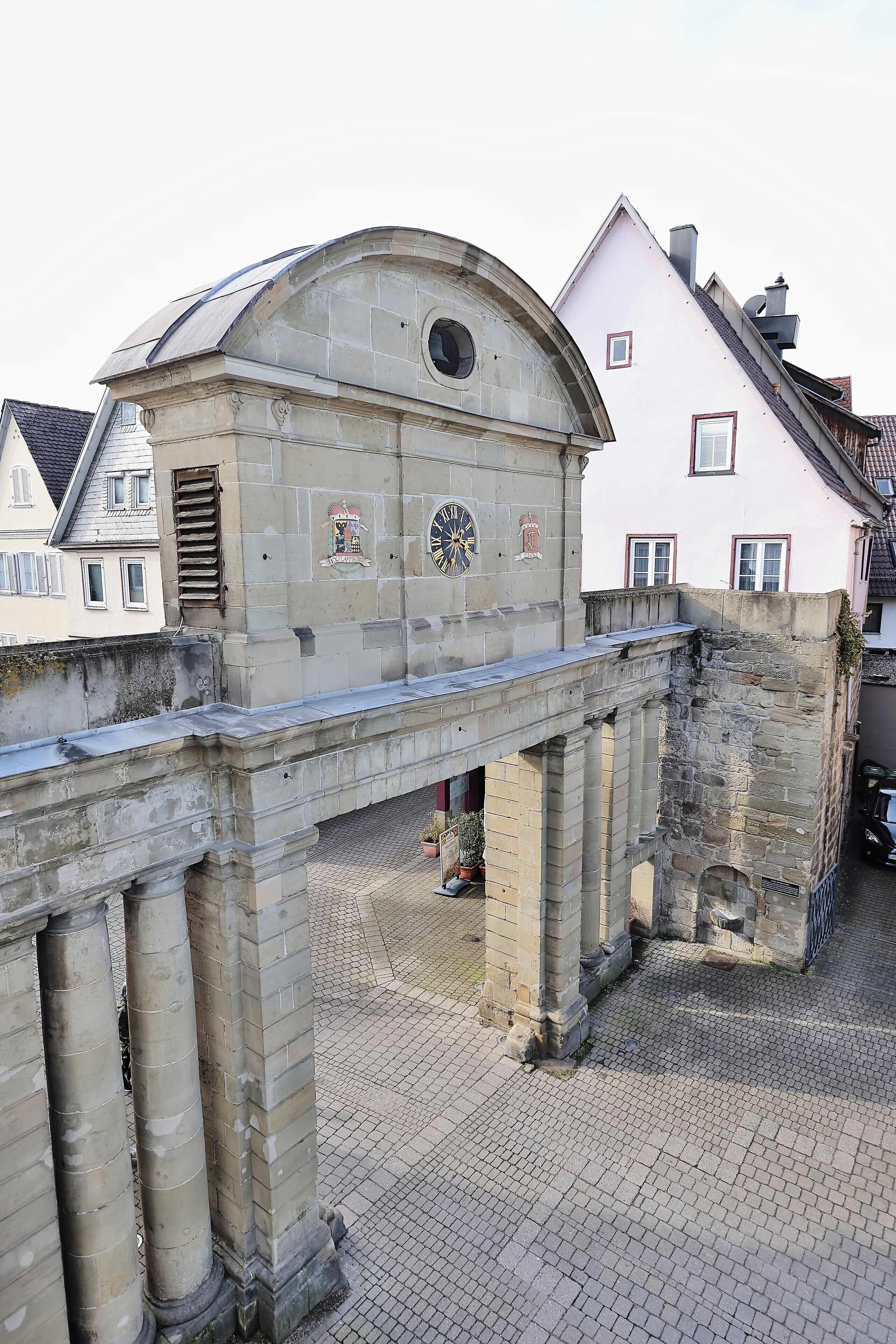 Eine Steinbrücke mit klassischer Architektur, die zwei Gebäude miteinander verbindet.