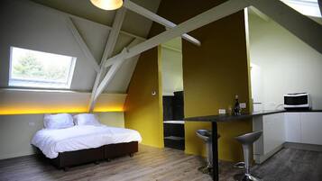 Desk, free cots/infant beds, free WiFi