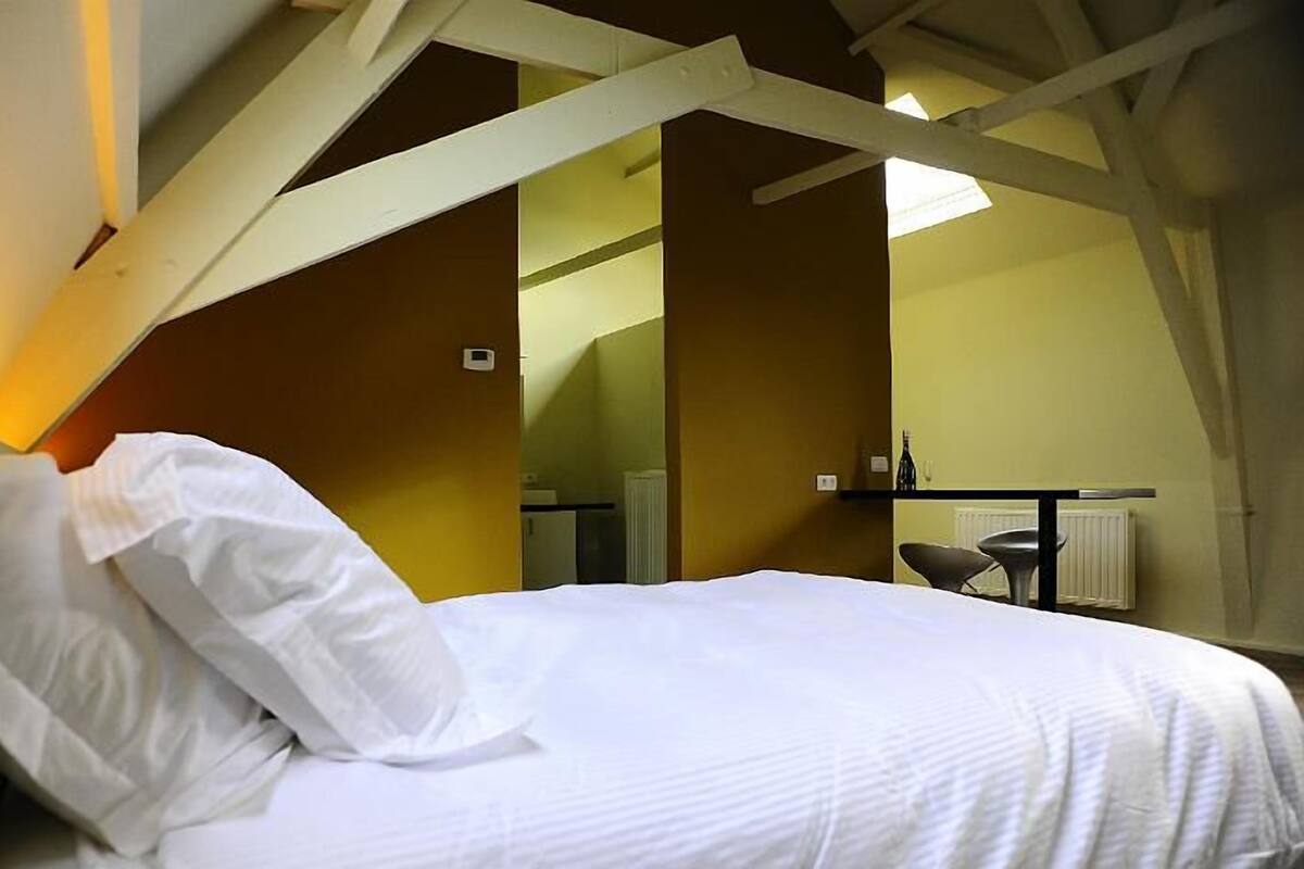 Desk, free cots/infant beds, free WiFi