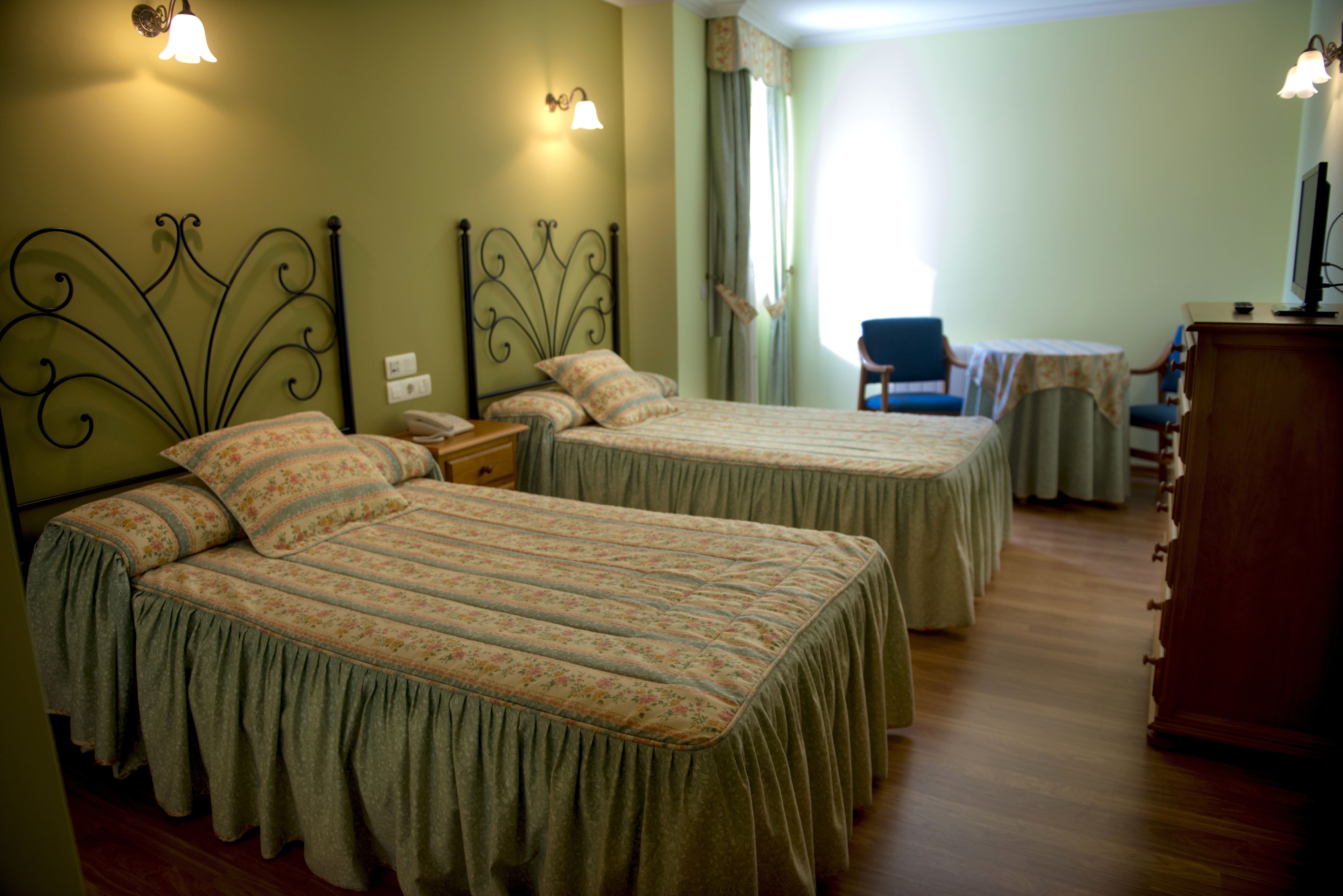 Camera con 2 letti singoli | Biancheria da letto di alta qualità, una scrivania, tende oscuranti