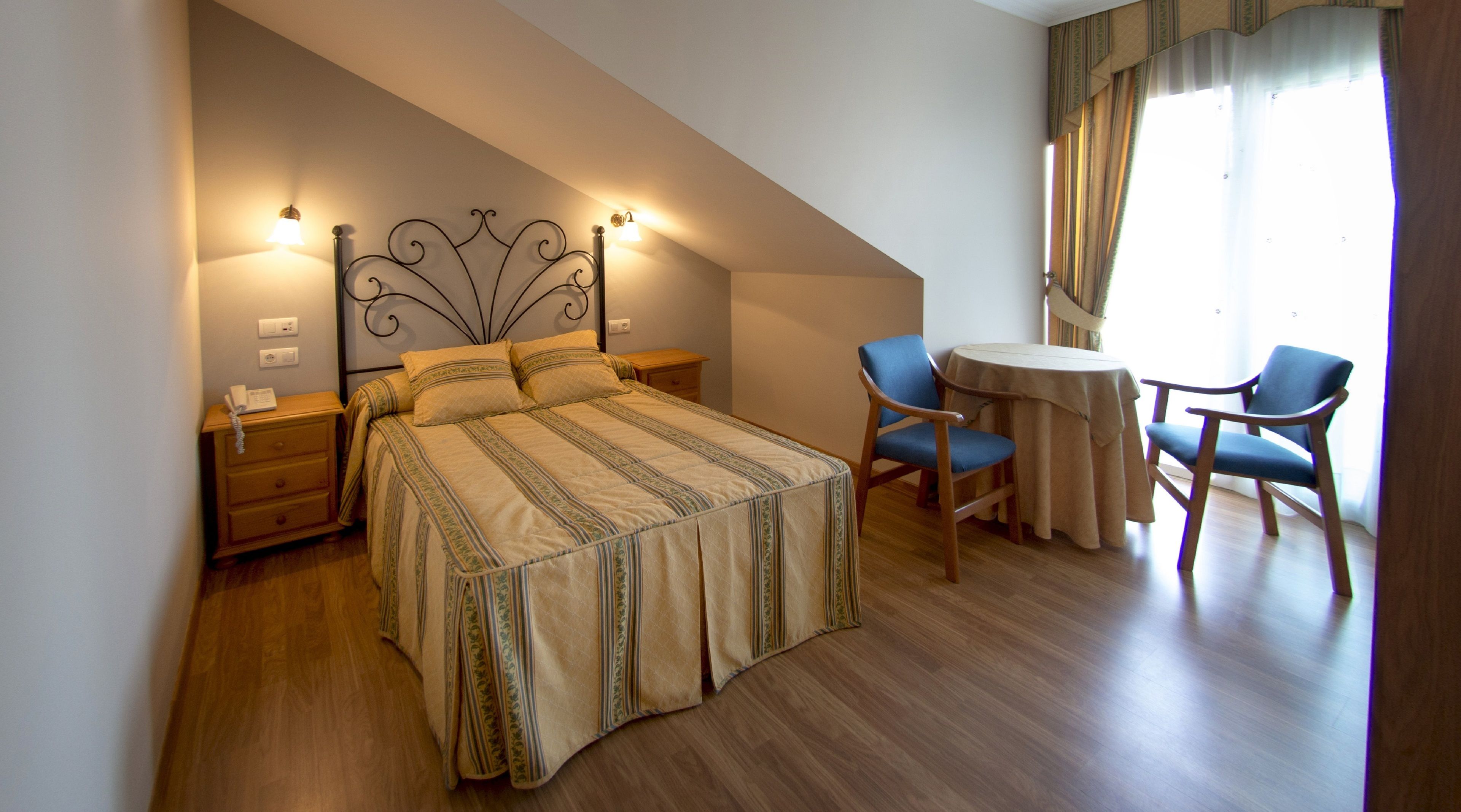 Camera doppia | Biancheria da letto di alta qualità, una scrivania, tende oscuranti