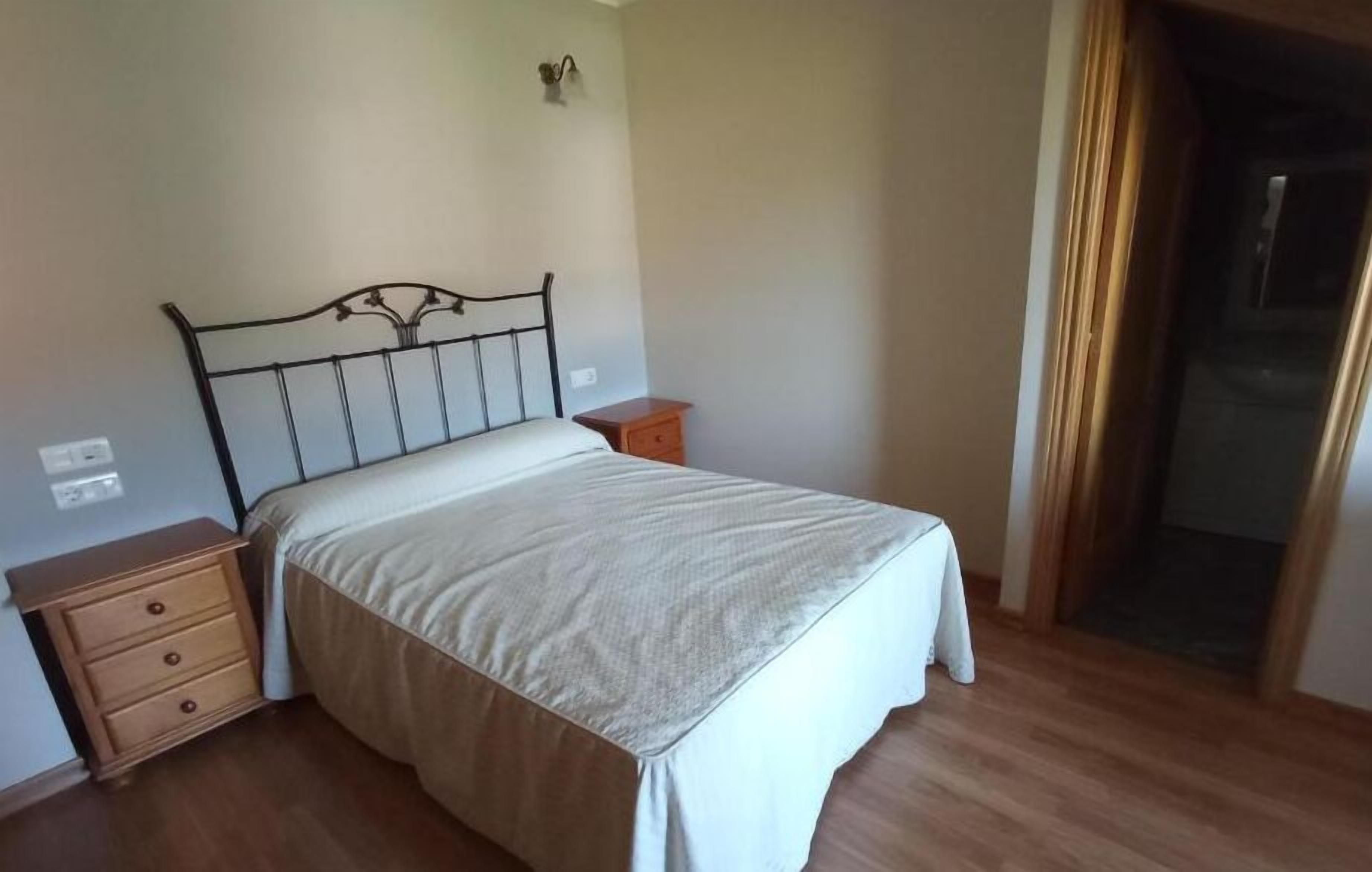 Premium bedding, desk, blackout curtains, free cots/infant beds