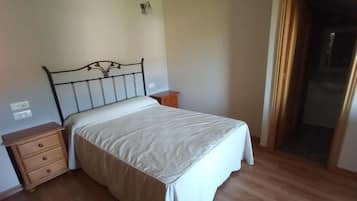 Hochwertige Bettwaren, Schreibtisch, Verdunkelungsvorhänge