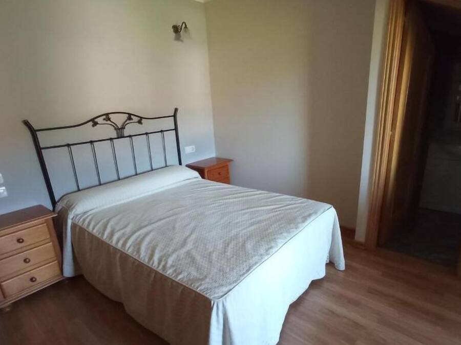 Premium bedding, desk, blackout drapes, free cribs/infant beds