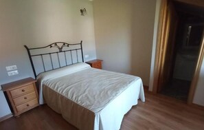 Peralatan tempat tidur premium, meja, langsir/tirai gelap terus 