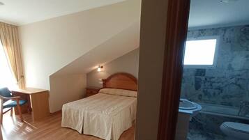 Peralatan tempat tidur premium, meja, langsir/tirai gelap terus