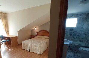 Luxe beddengoed, een bureau, verduisterende gordijnen, gratis babybedden