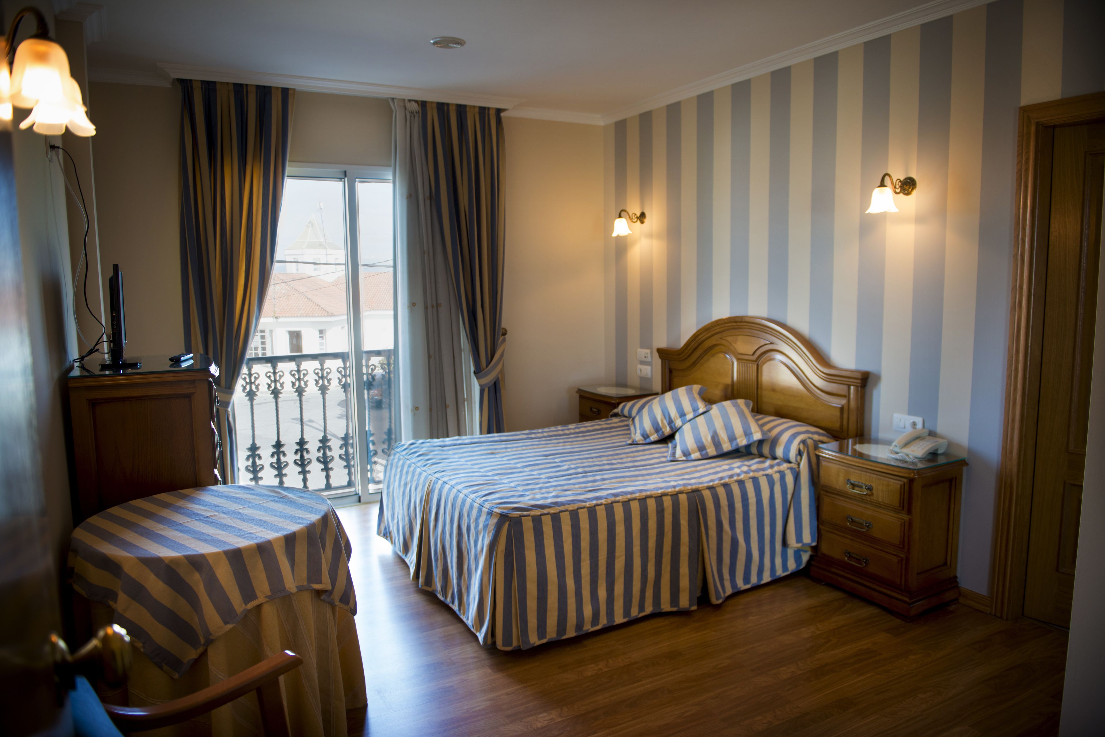 Biancheria da letto di alta qualità, una scrivania, tende oscuranti