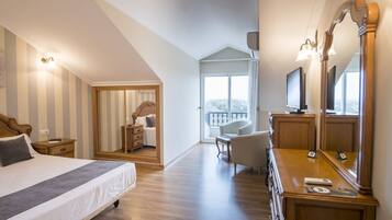 Premium bedding, desk, blackout curtains, free cots/infant beds