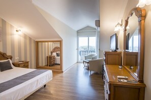 Premium bedding, desk, blackout curtains, free cots/infant beds