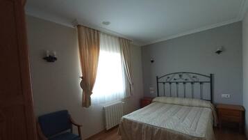 Ropa de cama de alta calidad, escritorio y cortinas blackout