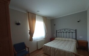 Premium bedding, desk, blackout curtains, free cots/infant beds - Alda Alpina (Vilanova de Arousa)