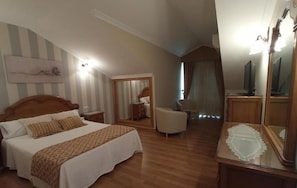 Luxe beddengoed, een bureau, verduisterende gordijnen, gratis babybedden
