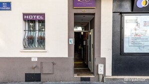 L’entrée d’un hôtel, avec une enseigne indiquant qu’il s’agit d’un hôtel.