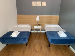 Twin Room, Shared Bathroom (2 beds) | Bed sheets - Hostal Paraiso (Barcelona)