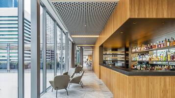 4 restaurants; breakfast, lunch and dinner served