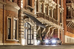 Vista frontal de la propiedad