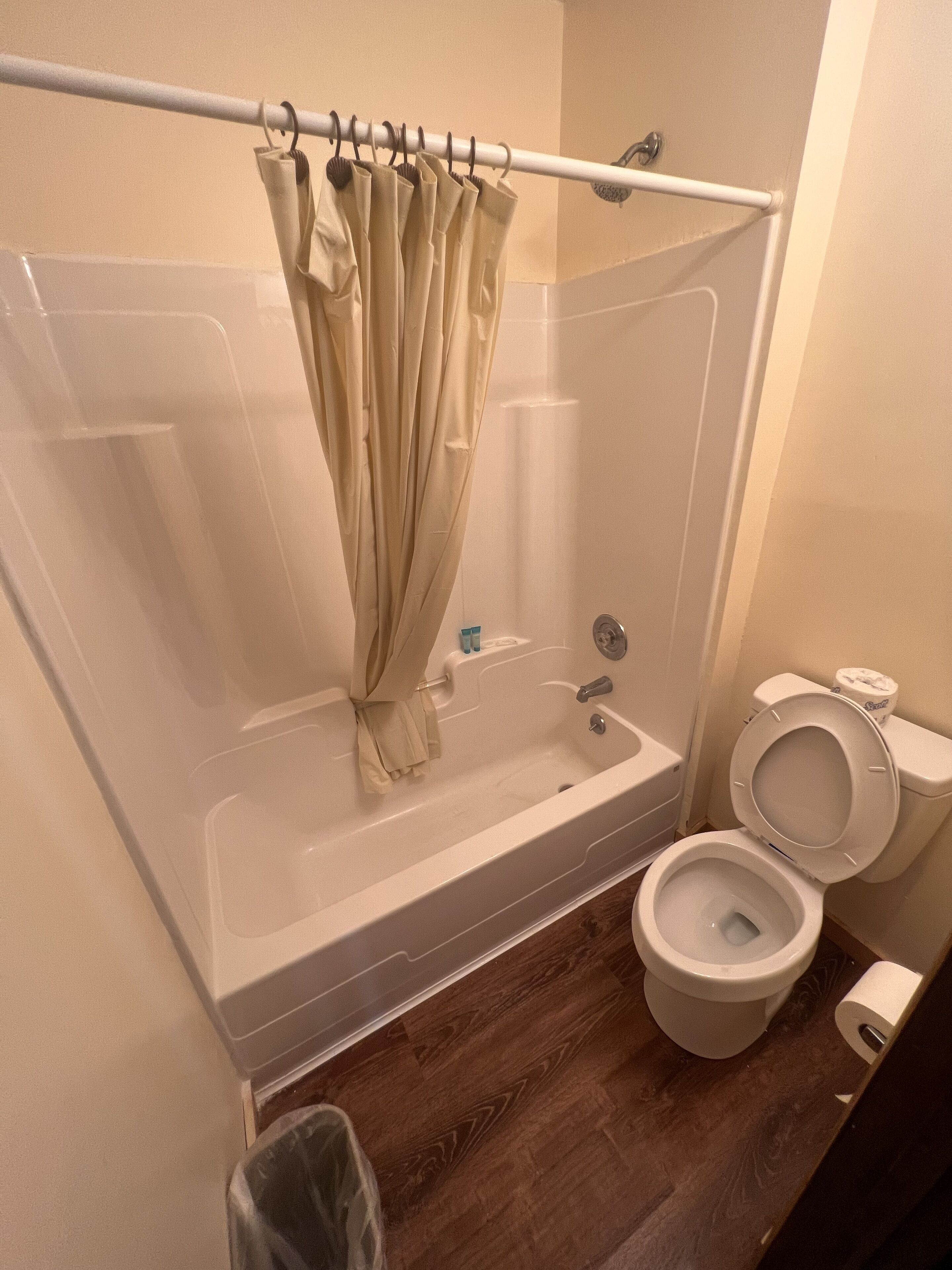 Standard Cabin | Bilik Mandi | Kelengkapan dandanan diri percuma, tuala disediakan 