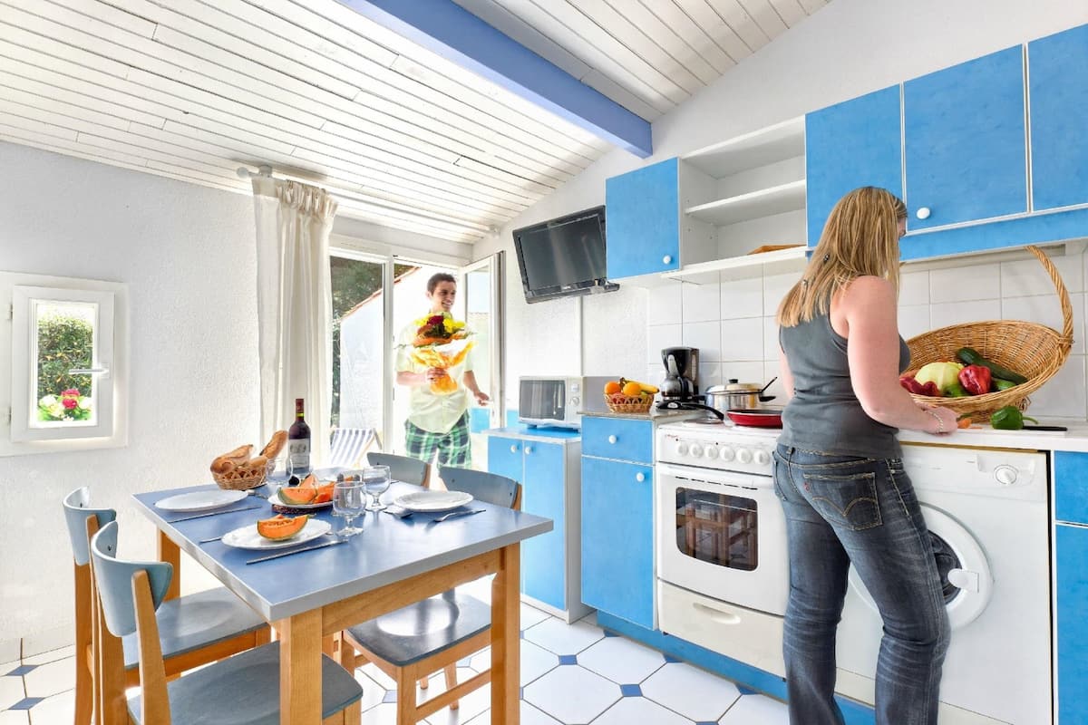 Bungalow, 2 habitaciones, patio | Cocineta privada | Refrigerador, microondas, parrilla de estufa y periquera