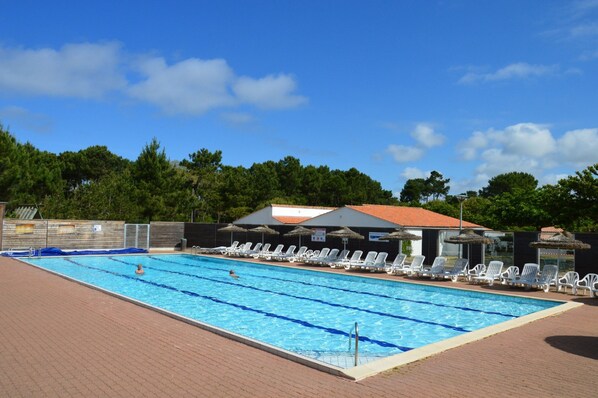 Outdoor pool, pool loungers