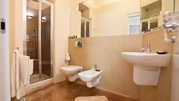 Chambre Double ou avec lits jumeaux | Salle de bain | Douche, articles de toilette gratuits, sèche-cheveux, bidet