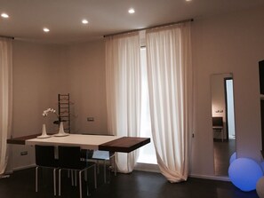 Habitación con 1 cama matrimonial o 2 individuales | Escritorio, insonorización, wifi gratis y ropa de cama 