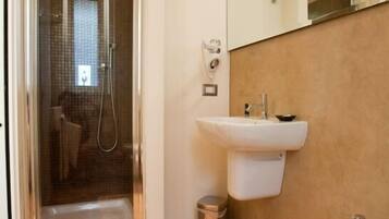 Shower, free toiletries, hair dryer, bidet
