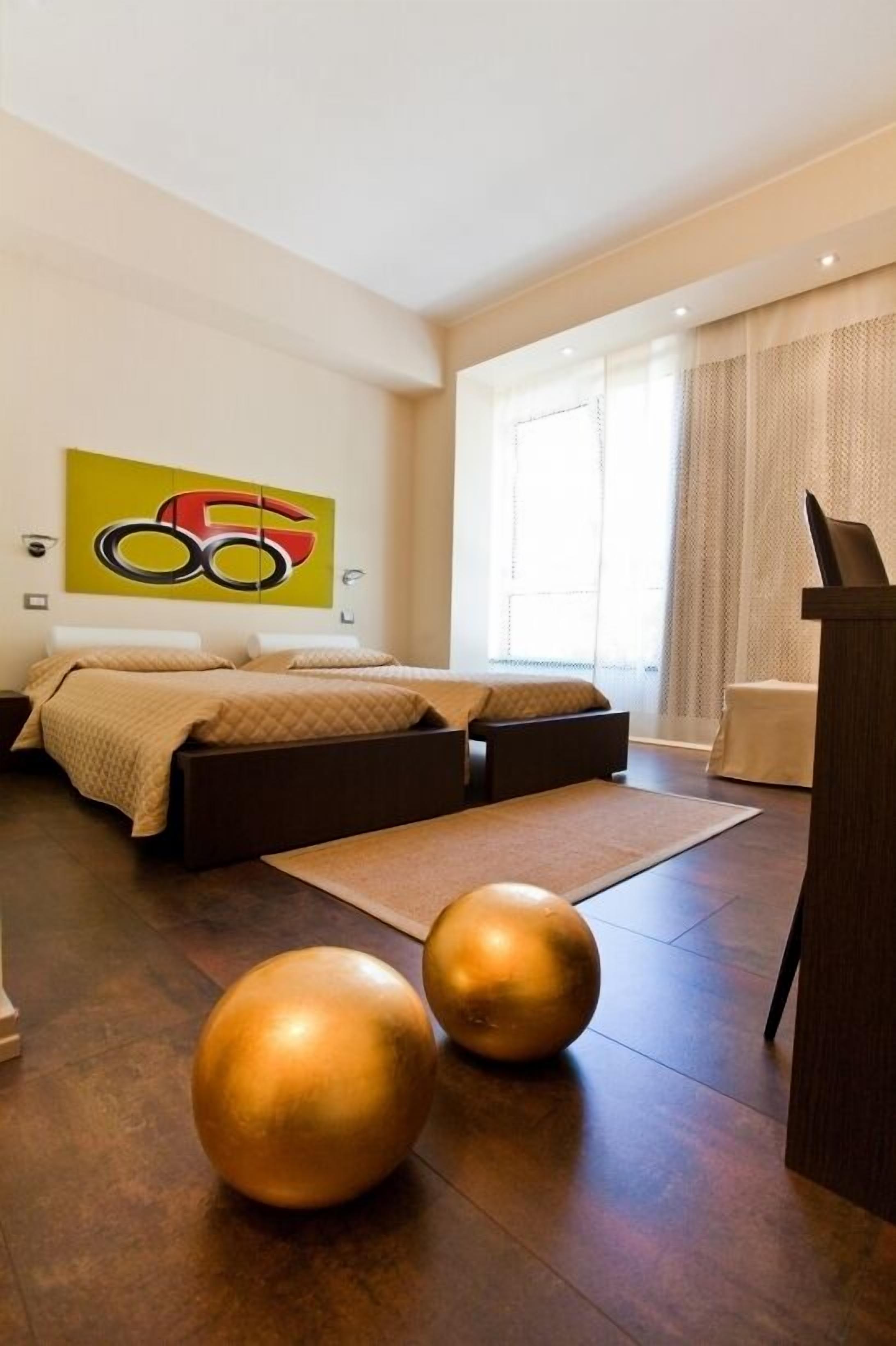 Desk, soundproofing, free WiFi, bed sheets