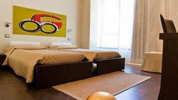 Desk, soundproofing, free WiFi, bed sheets